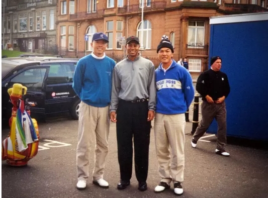 1998年程军和张连伟代表中国队前往苏格兰参加登喜路杯，与代表美国队的泰格&middot;伍兹同场竞技