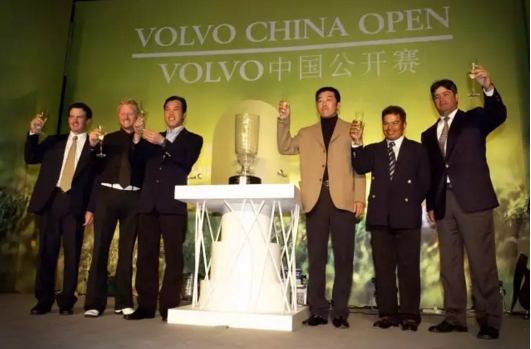 沃尔沃中国公开赛十周年庆典上的前冠军--右起:弗里茨(1995)、马克萨恩(1996)、程军(1997)、张连伟(2003)、西蒙&middot;戴森(2000)、大卫&middot;格雷森(2002)