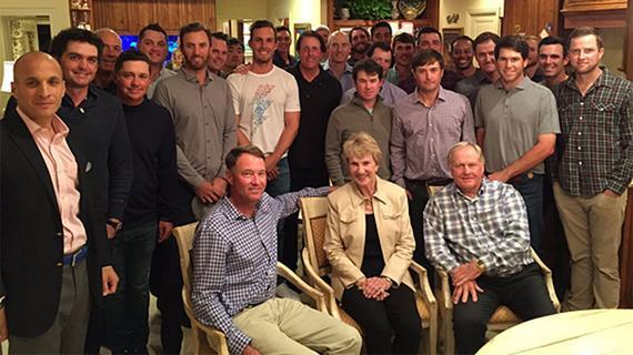 伍兹(后排右六)出席莱德杯美国队聚会