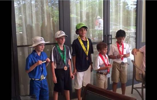 右二为获得亚军的查理