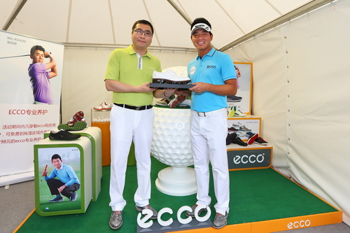ECCO赠高球手吴阿顺限量版高尔夫球鞋