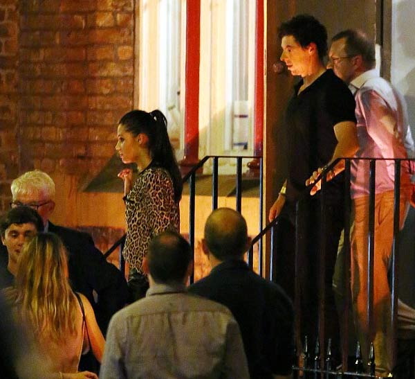 在麦克罗伊的庆祝派对上一位身着豹纹的黑发女子疑似就是娜迪亚。