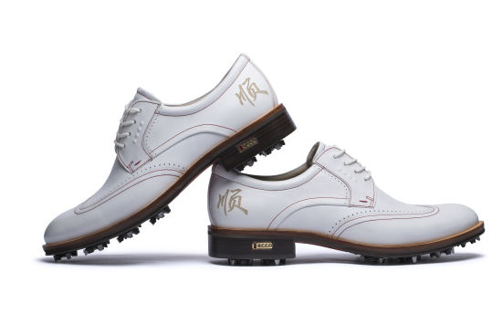 印有“顺”字字样的限量版高尔夫球鞋